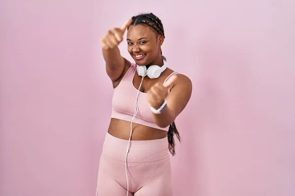 Afrikansk Amerikansk Kvinna Med Flätor Bär Sportkläder Och Hörlurar Godkänner — Stockfoto