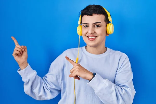 Δυαδικό Άτομο Που Ακούει Μουσική Χρησιμοποιώντας Ακουστικά Χαμογελώντας Και Κοιτάζοντας — Φωτογραφία Αρχείου