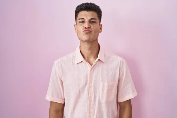 Mladý Hispánec Který Stojí Nad Růžovým Pozadím Dívá Kamery Posílá — Stock fotografie