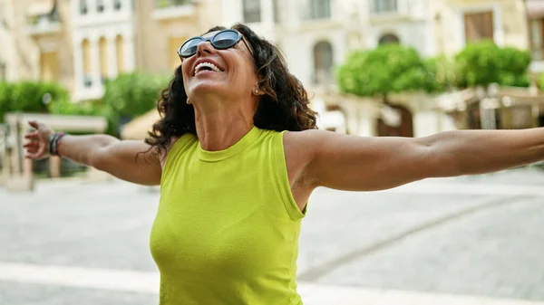 Middle Age Hispanic Woman Smiling Confident Wearing Sunglasses Open Arms — ストック写真