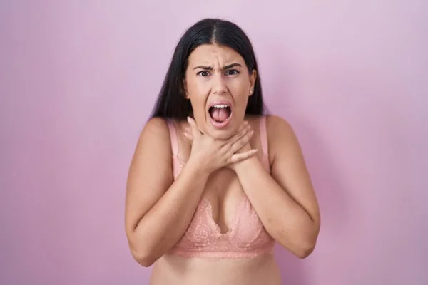 Young Hispanic Woman Wearing Pink Bra Shouting Suffocate Because Painful — Stock Photo, Image