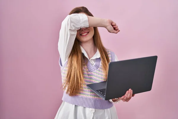 Jonge Blanke Vrouw Werkt Met Behulp Van Computer Laptop Glimlachend — Stockfoto