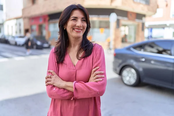 Middle Age Hispanic Woman Standing Arms Crossed Gesture Street — Stockfoto