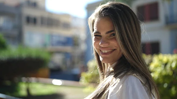 Молода Красива Іспаномовна Жінка Посміхається Впевнено Вулиці — стокове фото