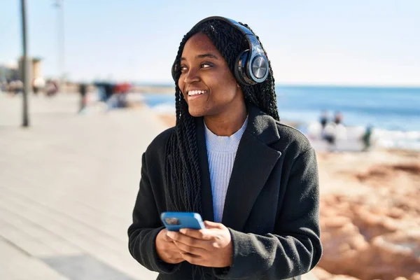 Αφροαμερικανή Γυναίκα Χαμογελά Αυτοπεποίθηση Ακούγοντας Μουσική Στην Παραλία — Φωτογραφία Αρχείου