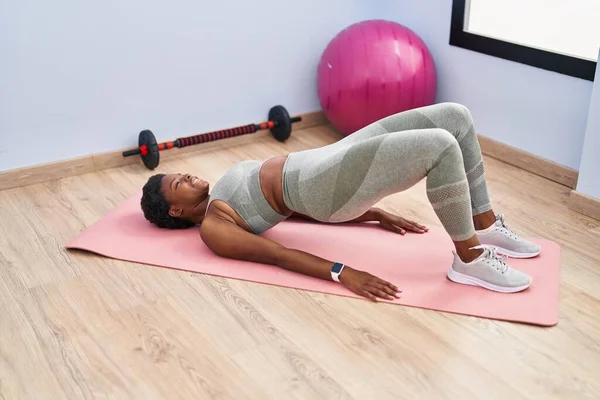 African American Woman Smiling Confident Training Abs Exercise Sport Center — стоковое фото