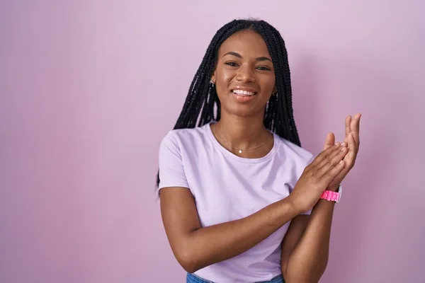 Afroamerikanerin Mit Zöpfen Die Vor Rosa Hintergrund Stehen Klatschen Und — Stockfoto
