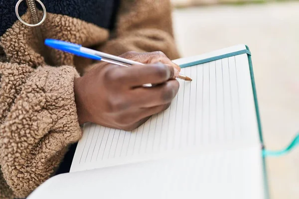 Afrykańska Amerykanka Pisząca Notatniku Ulicy — Zdjęcie stockowe