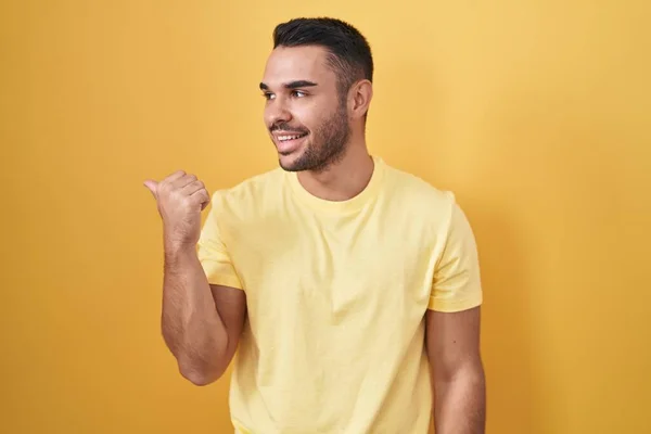 Jovem Hispânico Homem Sobre Fundo Amarelo Sorrindo Com Rosto Feliz — Fotografia de Stock