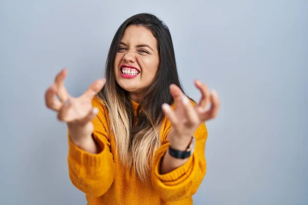 Young Hispanic Woman Standing Isolated Background Shouting Frustrated Rage Hands — Stock Fotó