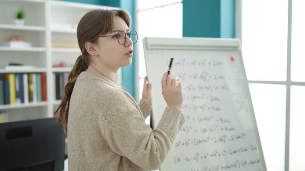 Joven Profesora Rubia Explicando Lección Matemáticas Universidad Biblioteca —  Fotos de Stock