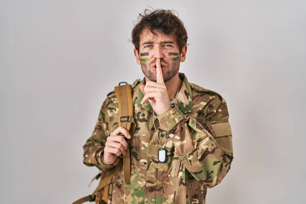 Jovem Hispânico Vestindo Uniforme Exército Camuflagem Pedindo Para Ficar Quieto — Fotografia de Stock