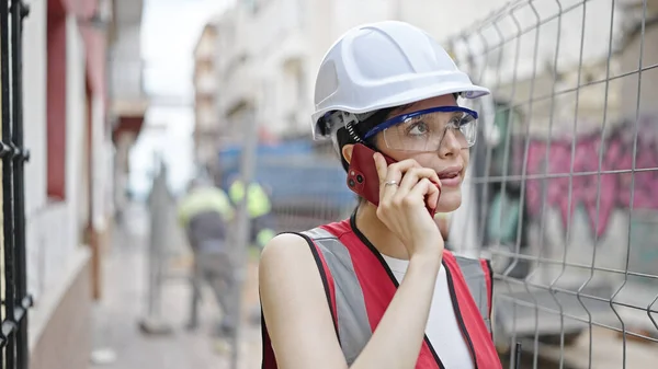 Junge Schöne Hispanische Bauarbeiterin Spricht Auf Der Straße Mit Smartphone — Stockfoto