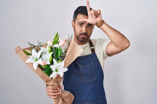 Hispánec Plnovousem Pracující Jako Květinář Dělat Legraci Lidí Prsty Čele — Stock fotografie
