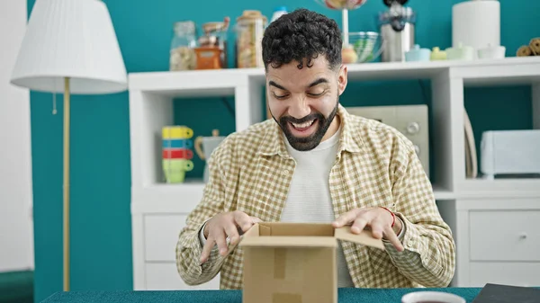 Genç Spanyol Adam Yemek Odasında Karton Kutuları Açıyor Sürpriz Bir — Stok fotoğraf