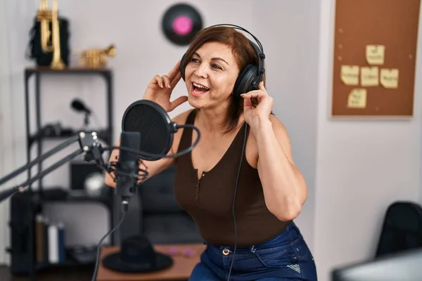 Mulher Meia Idade Músico Sorrindo Canção Cantando Confiante Estúdio Música — Fotografia de Stock