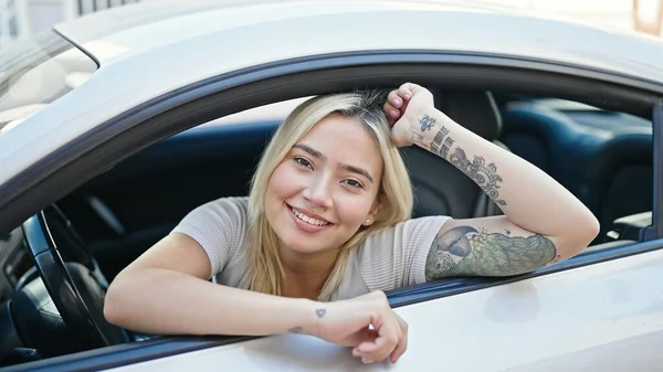 Jovem Bela Mulher Hispânica Sorrindo Confiante Sentado Carro Rua — Fotografia de Stock