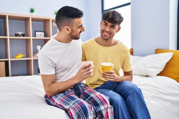 Deux Couples Hommes Buvant Café Assis Sur Lit Dans Chambre — Photo