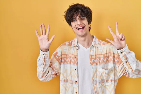 Gündelik Tişört Giyen Genç Adam Numaralı Parmaklarıyla Gülümseyerek Kendinden Emin — Stok fotoğraf