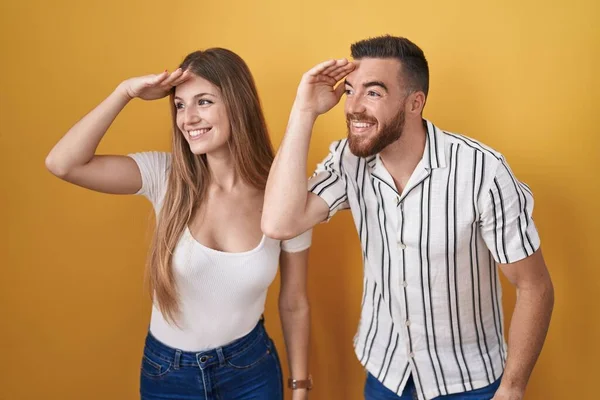 Sarı Arka Planda Duran Genç Çift Çok Mutlu Gülümsüyor Başlarını — Stok fotoğraf