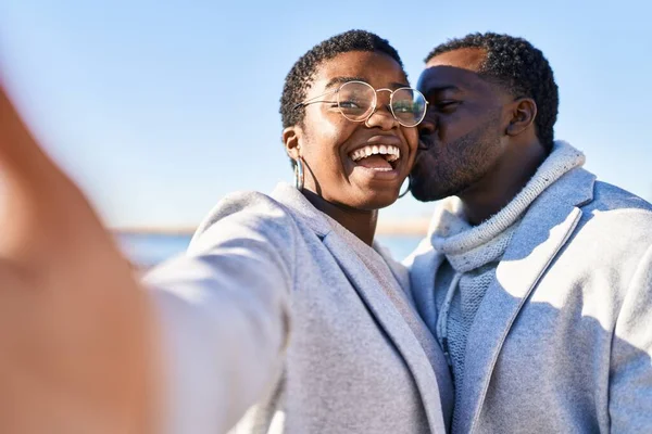 Mann Und Frau Stehen Zusammen Und Machen Selfie Mit Der — Stockfoto