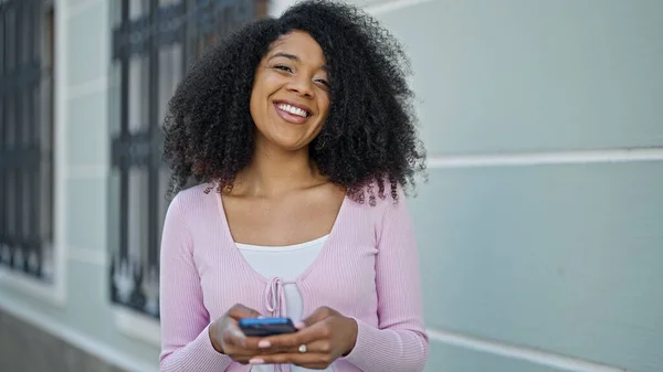 Africano Americano Mulher Usando Smartphone Sorrindo Rua — Fotografia de Stock