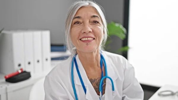 Středního Věku Šedovlasá Žena Lékař Usmívá Sebevědomě Pracuje Klinice — Stock fotografie