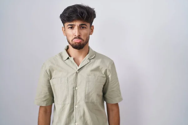 Homem Árabe Com Barba Sobre Fundo Branco Deprimido Preocupar Com — Fotografia de Stock