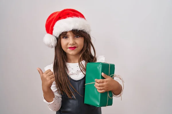Μικρό Ισπανόφωνο Κορίτσι Που Φοράει Χριστουγεννιάτικο Καπέλο Και Κρατάει Δώρα — Φωτογραφία Αρχείου