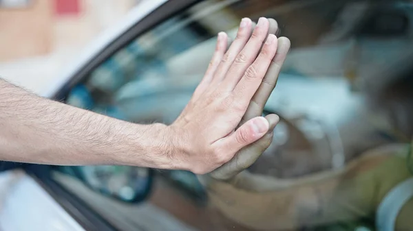 Två Män Med Händerna Tillsammans Bilfönstret Säger Adjö Parken — Stockfoto