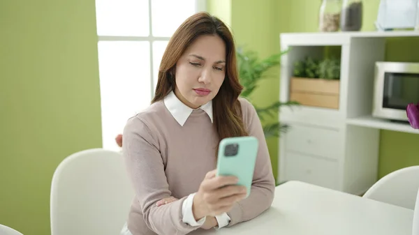 Young Beautiful Hispanic Woman Using Smartphone Sitting Table Home — Stockfoto