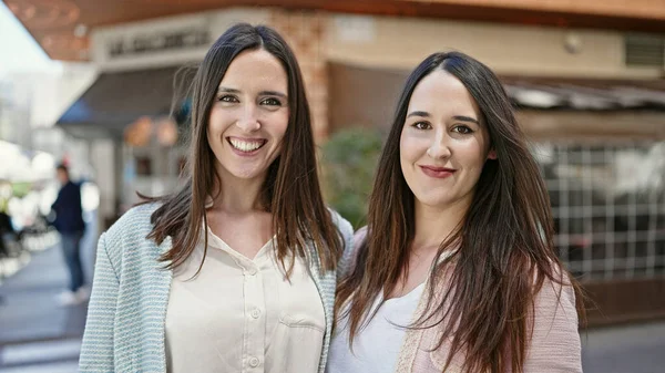 Dos Mujeres Sonriendo Confiadas Pie Juntas Terraza Cafetería —  Fotos de Stock