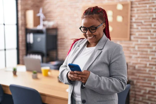 Ofiste Akıllı Telefon Kullanan Afrikalı Amerikalı Kadını — Stok fotoğraf