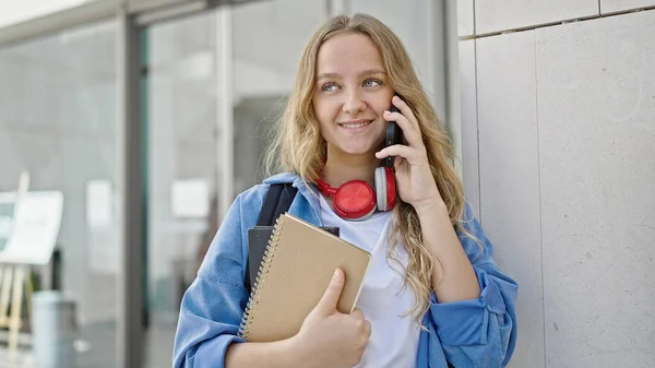 Üniversitede Elinde Kitaplarla Akıllı Telefondan Konuşan Genç Sarışın Kız Öğrenci — Stok fotoğraf