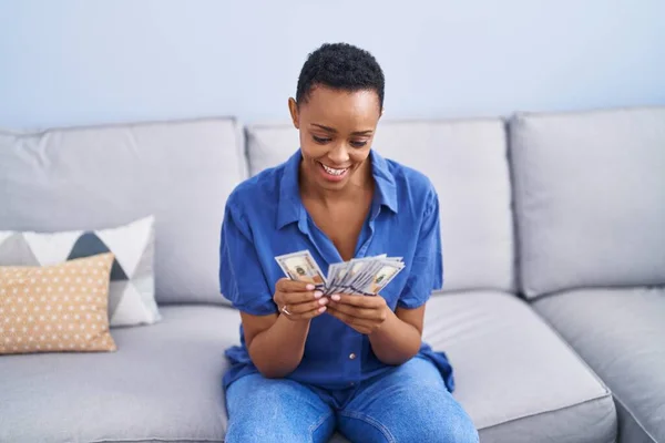 Afričanky Americká Žena Počítání Dolarů Sedí Pohovce Doma — Stock fotografie
