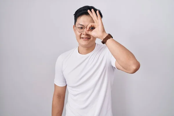 Young Asian Man Standing White Background Doing Gesture Hand Smiling — Stock Photo, Image