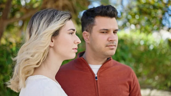 Mann Und Frau Stehen Gemeinsam Mit Entspanntem Gesichtsausdruck Park — Stockfoto