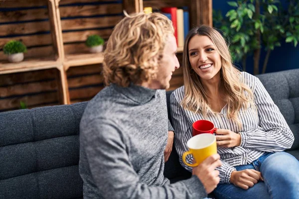 男人和女人坐在沙发上喝咖啡 — 图库照片