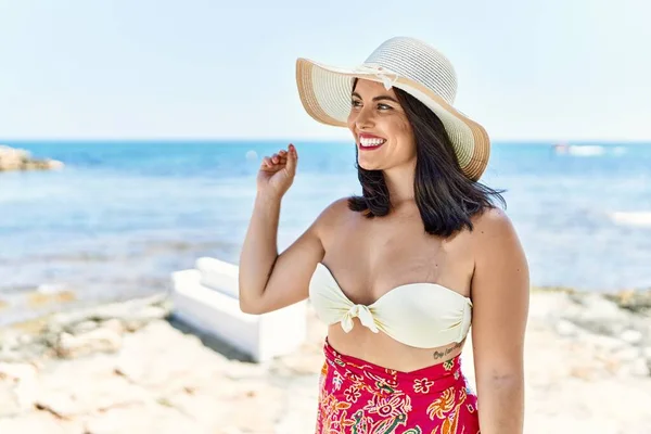Joven Mujer Hispana Hermosa Turista Sonriendo Confiado Usando Bikini Sombrero —  Fotos de Stock