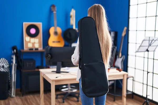 Jovem Mulher Branca Artista Segurando Caixa Guitarra Estúdio Música — Fotografia de Stock