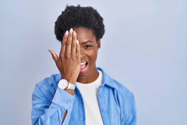 Africano Americano Mulher Sobre Fundo Azul Cobrindo Olho Com Mão — Fotografia de Stock