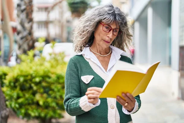 Middle Age Woman Relaxed Expression Reading Book Street — Stock Photo, Image