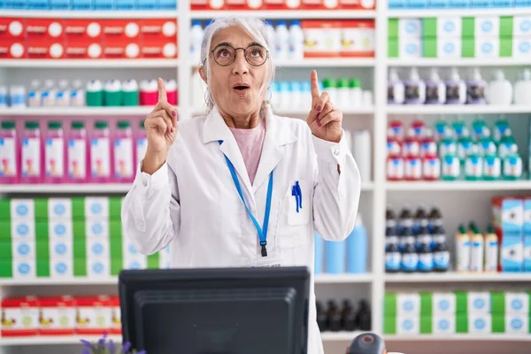 Middle Age Woman Tattoos Working Pharmacy Drugstore Amazed Surprised Looking — Stock Photo, Image