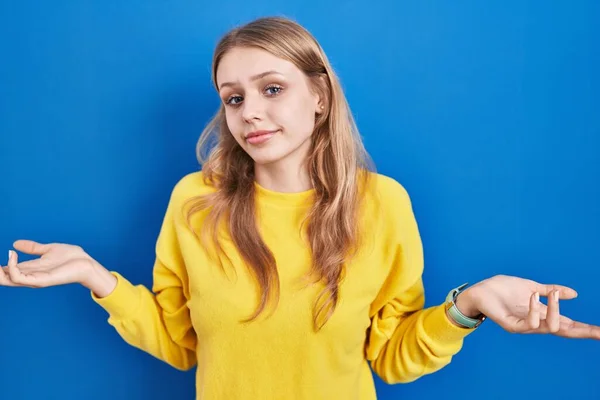 Young Caucasian Woman Standing Blue Background Clueless Confused Open Arms — Stockfoto