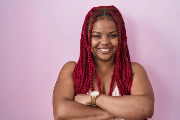 Африканська Американка Плетеним Волоссям Стоїть Над Рожевим Фоном Радісно Посміхається — стокове фото