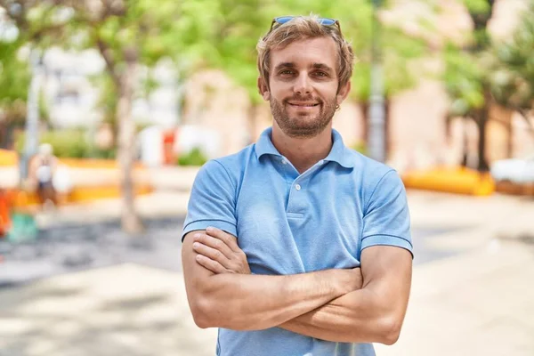 Young Man Smiling Confident Standing Arms Crossed Gesture Park — ストック写真
