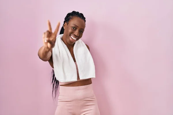 Schöne Schwarze Frau Sportbekleidung Und Handtuch Vor Rosa Hintergrund Lächelt — Stockfoto