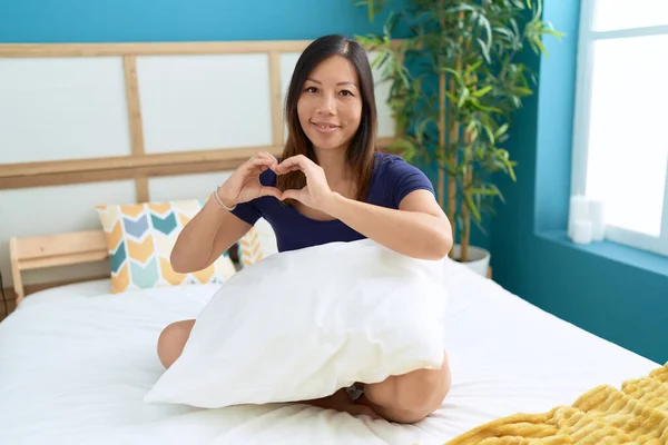 Νεαρή Ασιάτισσα Που Κάνει Χειρονομίες Καθισμένη Στο Κρεβάτι Στο Υπνοδωμάτιο — Φωτογραφία Αρχείου
