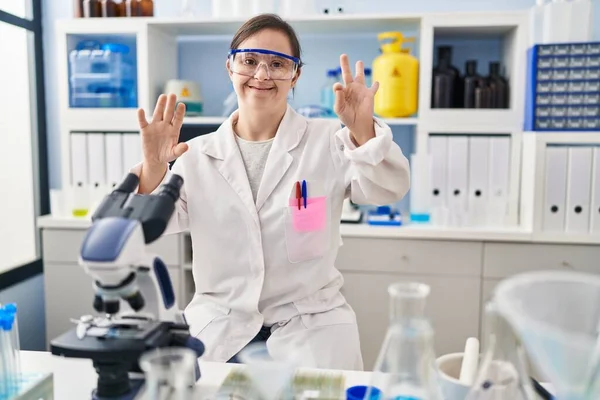 Іспанська Дівчинка Синдромом Вниз Працює Науковій Лабораторії Показуючи Вказуючи Вгору — стокове фото