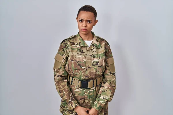 Linda Mulher Afro Americana Vestindo Uniforme Exército Camuflagem Cético Nervoso — Fotografia de Stock